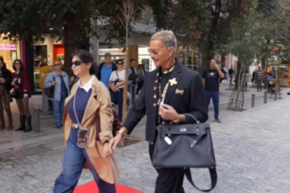 Ο Λάκης Γαβαλάς ξαναχτυπά: Κάνει την Ερμού πασαρέλα και σκορπίζει τη λάμψη του – Χριστουγεννιάτικο glam powered by ΣΚΡΑΤΣ