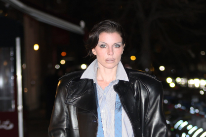 Η Τζούλια Φοξ υιοθέτησε το ανδρόγυνο στιλ με τον πιο ανατρεπτικό τρόπο