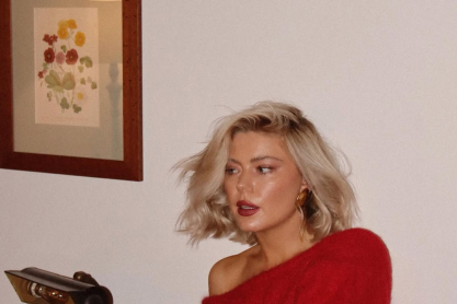 Δεν ξέρεις τι να φορέσεις; Ένα κόκκινο πουλόβερ είναι ό,τι πρέπει για τα γιορτινά outfits