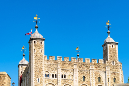 Κλειστός ο Πύργος του Λονδίνου: Διαδηλωτές πέταξαν φαγητό στη βιτρίνα του Αυτοκρατορικού Στέμματος