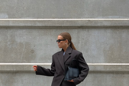 Οι συνήθειες που έχουν οι πιο κομψές γυναίκες και δημιουργούν iconic outfits ακόμη και στο κρύο