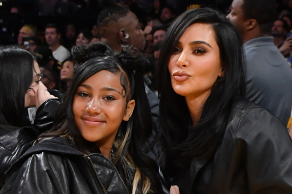 Νορθ Γουέστ: Η κόρη της Κιμ Καρντάσιαν κάνει viral εμφάνιση με “shark grillz” και μπλε μαλλιά