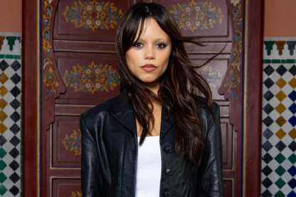 Βρήκαμε τα αγαπημένα sneakers της Τζένα Ορτέγκα που θα φορέσεις με τα πάντα - Κοστίζουν κάτω από 100 ευρώ