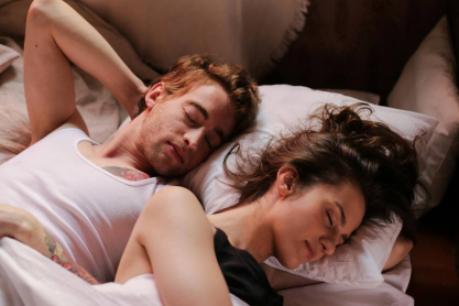 Η σκανδιναβική μέθοδος που σώζει τον ύπνο σου… και τη σχέση σου