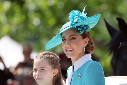 Η πριγκίπισσα Σάρλοτ μεγάλωσε και αρχίζει να υιοθετεί το signature look της μαμάς της