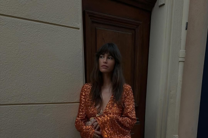 10 εντυπωσιακά σύνολα για το ρεβεγιόν των Χριστουγέννων: Από την παγιέτα μέχρι το βελούδο και το σαγηνευτικό μαύρο