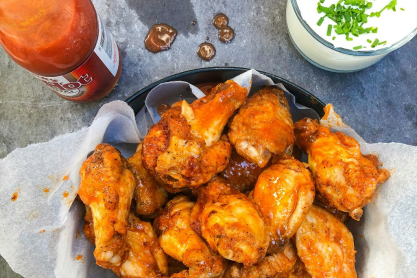 Καυτερές φτερούγες κοτόπουλου στο air fryer με μέλι και καπνιστή πάπρικα: Ο απόλυτος πειρασμός