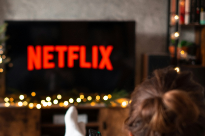 Γιατί μας ελκύουν ταινίες και σειρές που δεν μας αρέσουν, σύμφωνα με ψυχολόγους