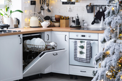 Χριστουγεννιάτικο τραπέζι: Σου έχουμε τον απόλυτο οδηγό τριών βημάτων για πιάτα και ποτήρια σαν να τα αγόρασες μόλις χθες