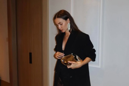 Πώς θα λάμψεις στο Χριστουγεννιάτικο δείπνο με ένα μόνο κομμάτι που έχεις ήδη στη γκαρνταρόμπα σου 