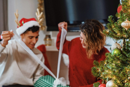 Δύο πράγματα που κάνουν τα επιτυχημένα ζευγάρια τις γιορτές, σύμφωνα με ψυχολόγο