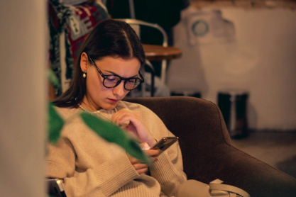 5 ζώδια που χρειάζονται digital detox τα Χριστούγεννα