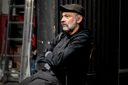 Χρήστος Σουγάρης στο JennyGr: «Η Λόλα δεν είναι ένα σκηνικό πρόσωπο, αλλά μία συνθήκη και ένα σύμβολο»