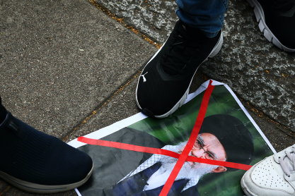 Ιράν: Γυναίκες καίνε φωτογραφίες του Αλί Χαμενεΐ για να ανάψουν τσιγάρο - Συνεχίζονται οι διαδηλώσεις