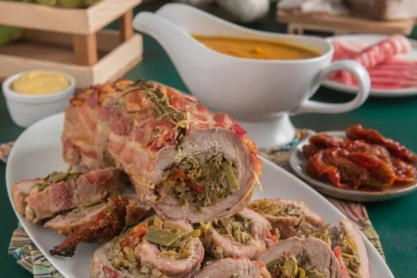 Ζουμερό μοσχαρίσιο ρολό γεμιστό με αγκινάρες και λιαστές ντομάτες