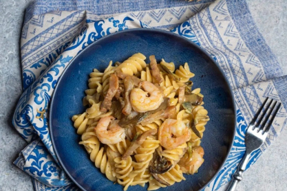 Καρμπονάρα στεριάς και θάλασσας με αγκινάρες, γκουαντσάλε και γαρίδες