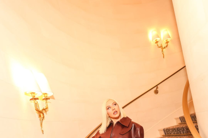 Κριστίνα Αγκιλέρα: Ποζάρει τόπλες φορώντας μόνο μια φούστα και ένα κόσμημα - Το περιδέραιο άνω των 50 καρατίων που επέλεξε