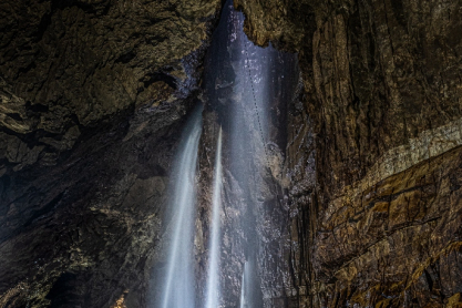 Το μαγευτικό σπήλαιο με τον κρυφό καταρράκτη που μπορείς να δεις μόνο δύο φορές τον χρόνο