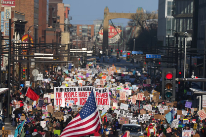 ICE: Τι κρύβεται πίσω από την Υπηρεσία που έχει βγάλει τους Αμερικανούς στους δρόμους