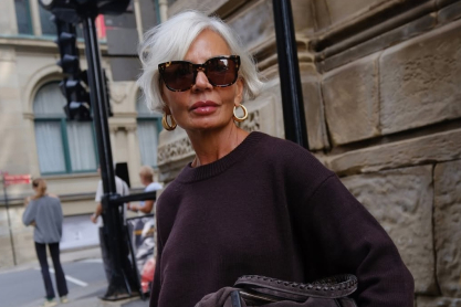 μοντέρνα κουρέματα για γκρίζα μαλλιά