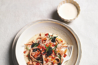 Σπιτικές ταλιατέλες από αλεύρι κάστανου με κρέμα γάλακτος, μπέικον και δαμάσκηνα