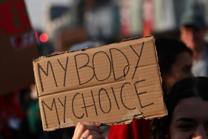 Γιατί οι κατοχυρωμένες συνταγματικά αμβλώσεις, επανέρχονται συνεχώς ως θέμα συζήτησης; - 3 γυναίκες δημοσιογράφοι απαντούν