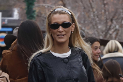 Total white τον χειμώνα; Η Μπέλα Χαντίντ λέει «ναι» στο πιο απροσδόκητο χρώμα για την εποχή και ξέρουμε πώς θα αντιγράψουμε το στιλ της