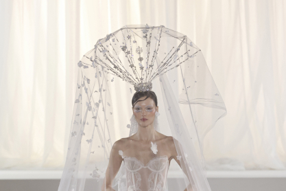 Η Celia Kritharioti παρουσίασε έκανε μια Old Hollywood Avant-Première στο Παρίσι – Η εντυπωσιακή couture συλλογή