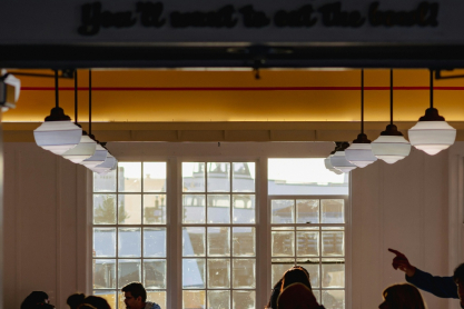 Θα καθόσουν στο ίδιο τραπέζι με έναν άγνωστο; Πώς τα Chatty Cafes καταπολεμούν την επιδημία της μοναξιάς