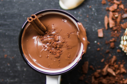 4 υγιεινοί τρόποι για να φτιάξεις ζεστή σοκολάτα στο σπίτι χωρίς περιττές θερμίδες