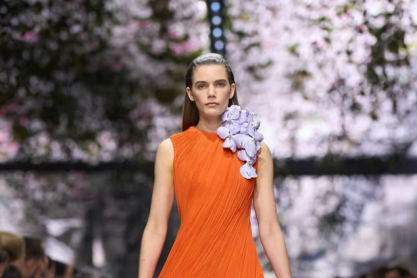 &Omicron; &Tau;&zeta;ό&nu;&alpha;&theta;&alpha;&nu; Ά&nu;&tau;&epsilon;&rho;&sigma;&omicron;&nu; &kappa;&alpha;&iota; &eta; &laquo;&alpha;&nu;&theta;&iota;&sigma;&mu;έ&nu;&eta;&raquo; &pi;&rho;ώ&tau;&eta; &tau;&omicron;&upsilon; haute couture &sigma;&upsilon;&lambda;&lambda;&omicron;&gamma;ή &gamma;&iota;&alpha; &tau;&omicron;&nu; &omicron;ί&kappa;&omicron; Dior