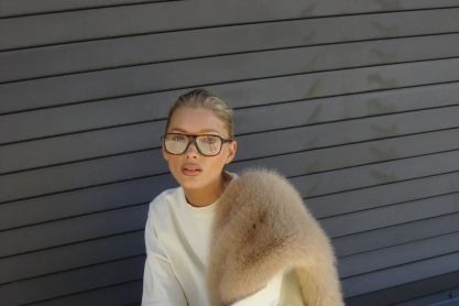 Αντί για μαύρο: Η Έλσα Χοσκ μάς δείχνει πώς να φορέσουμε τις μπότες στο πιο απροσδόκητο χρώμα για τον χειμώνα