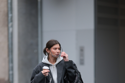 5 στιλάτα φούτερ που θα φορέσεις με κάθε πιθανό συνδυασμό – Ταιριάζουν μέχρι και με φούστα