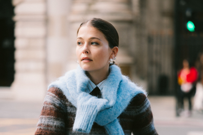 Το διαχρονικό αξεσουάρ που έρχεται άκρως ανανεωμένο αυτόν τον χειμώνα και θα δώσει σε κάθε look εκλεπτυσμένα vibes