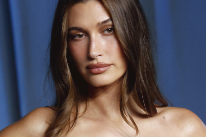 Η Χέιλι Μπίμπερ χωρίς ρούχα ανάμεσα σε σεντόνια - Οι τολμηρές εμφανίσεις που επιβεβαιώνουν το status της ως fashion icon