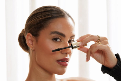 μώβ μάσκαρα