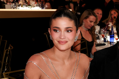 Χρυσές Σφαίρες 2026: Η Κάιλι Τζένερ φόρεσε διαμάντια άνω των 100 καρατίων - Το κεντημένο στο χέρι γλυπτικό φόρεμά της