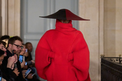 Η νέα συλλογή του Jacquemus είναι μια ωδή στον σαρκασμό των ’80s -Η αναβίωση του iconic click της κόρης του Πικάσο