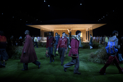 Ο Pharrell Williams έχτισε (κυριολεκτικά) το νέο σύμπαν του Louis Vuitton – Πώς η πασαρέλα μετατράπηκε σε σύγχρονη κατοικία