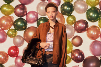 Η καμπάνια της Miu Miu επαναπροσδιορίζει την πολυτέλεια μέσα από τη φθορά του χρόνου