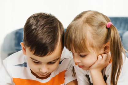 Πώς οι γονείς μπορούν να μειώσουν τον χρόνο οθόνης των παιδιών - Τι προτείνουν οι ειδικοί