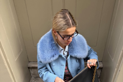 H faux γούνα από τα Stradivarius σε υπέροχο γαλάζιο χρώμα που θα αναβαθμίσει τα καθημερινά σου looks