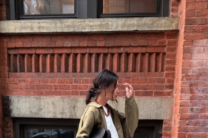 Ούτε τζιν, ούτε κολάν: Αυτό είναι το άνετο και κομψό παντελόνι που θα φορέσεις με τα πάντα