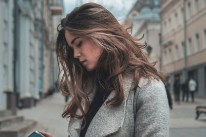 Όταν οι influencers μιλούν για τη φλεγμονώδη νόσο του εντέρου: Πόσο βοηθούν και πού χρειάζεται προσοχή