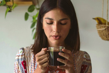 Ανησυχείς για τη γήρανση του εγκεφάλου; Μελέτες συνδέουν την καθημερινή κατανάλωση καφέ με την επιβράδυνση της γνωστικής παρακμής