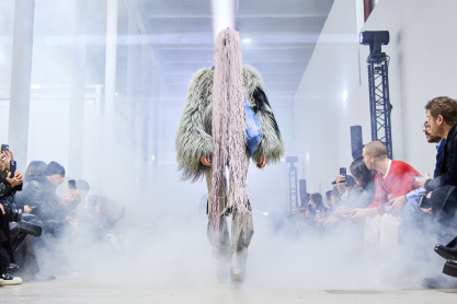 Μέσα στη δυστοπία του Rick Owens: Το ομιχλώδες τοπίο του show, οι γιγάντιες μακραμέ μάσκες και η αποδόμηση της εξουσίας