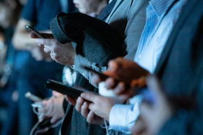 Τι προκαλεί στο μυαλό μας το ατελείωτο scroll στα social media, σύμφωνα με έναν ψυχολόγο