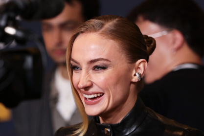 Η Σόφι Τέρνερ είναι χαρούμενη που έγινε μητέρα στα 23 της, γιατί τώρα δεν ανησυχεί για το βιολογικό της ρολόι