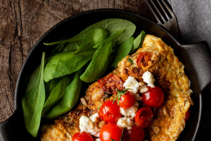 Αφράτη και θρεπτική πρωτεϊνική ομελέτα με λαχανικά και ασπράδια αυγών