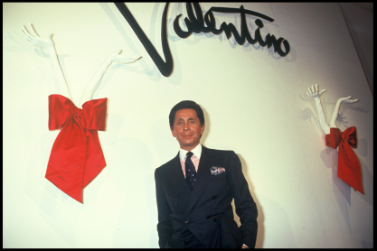 Valentino: O &theta;&rho;ύ&lambda;&omicron;&sigmaf; &tau;&eta;&sigmaf; &iota;&tau;&alpha;&lambda;&iota;&kappa;ή&sigmaf; &delta;&epsilon;&xi;&iota;&omicron;&tau;&epsilon;&chi;&nu;ί&alpha;&sigmaf; &kappa;&alpha;&iota; &eta; &kappa;&lambda;&eta;&rho;&omicron;&nu;&omicron;&mu;&iota;ά &tau;&omicron;&upsilon; - &Tau;&omicron; &epsilon;&mu;&beta;&lambda;&eta;&mu;&alpha;&tau;&iota;&kappa;ό &kappa;ό&kappa;&kappa;&iota;&nu;&omicron; &chi;&rho;ώ&mu;&alpha; &kappa;&alpha;&iota; &eta; έ&mu;&pi;&nu;&epsilon;&upsilon;&sigma;&eta; &pi;ί&sigma;&omega; &alpha;&pi;ό &alpha;&upsilon;&tau;ό